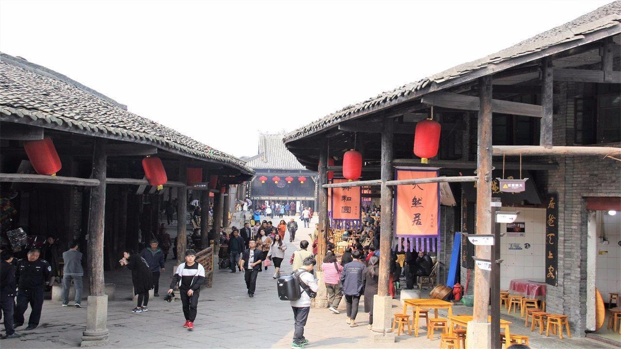 知名打假人揭小杨哥卖假货,小杨哥连夜紧急回应
