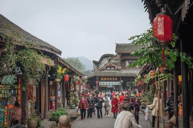 早高峰车辆路口抛锚 交警及时推车保畅通